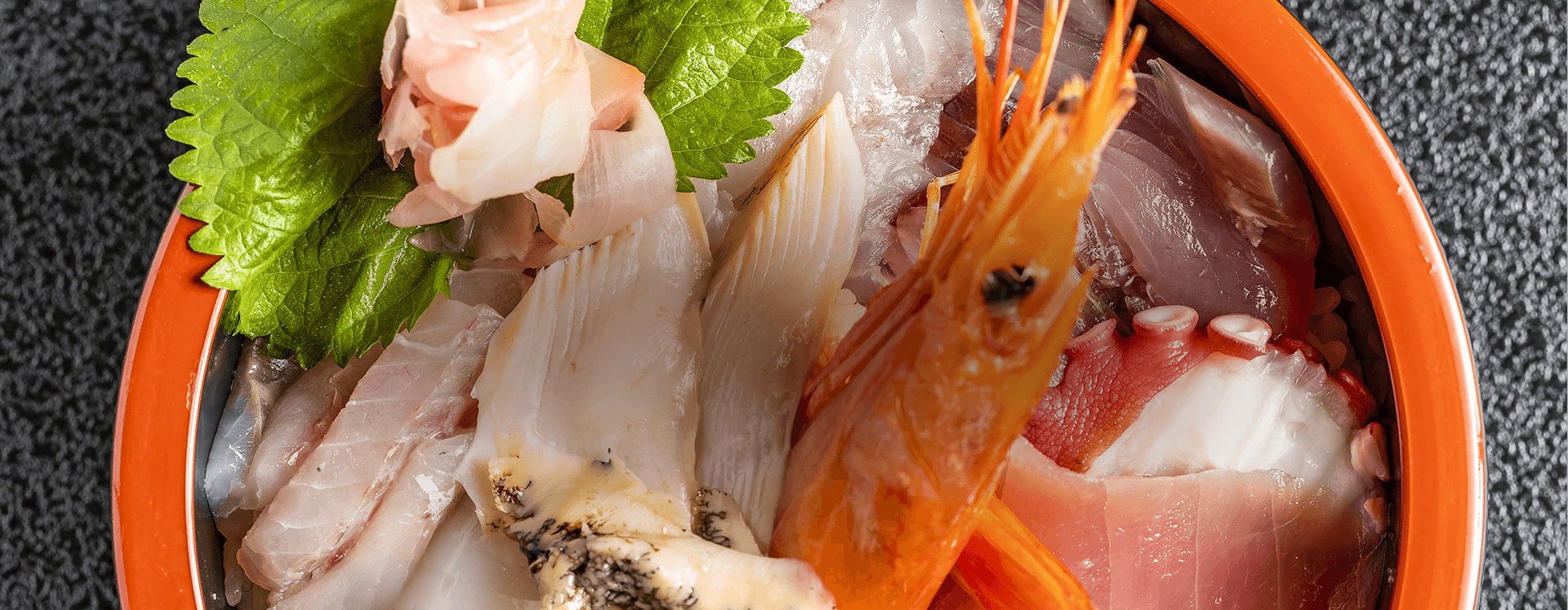 大津漁港より店主自ら買い付ける、新鮮な地魚が食べられる海鮮料理の和食店